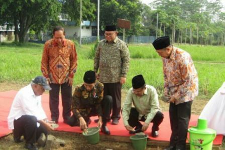 29peletakan-batu-pertama-uii.jpg